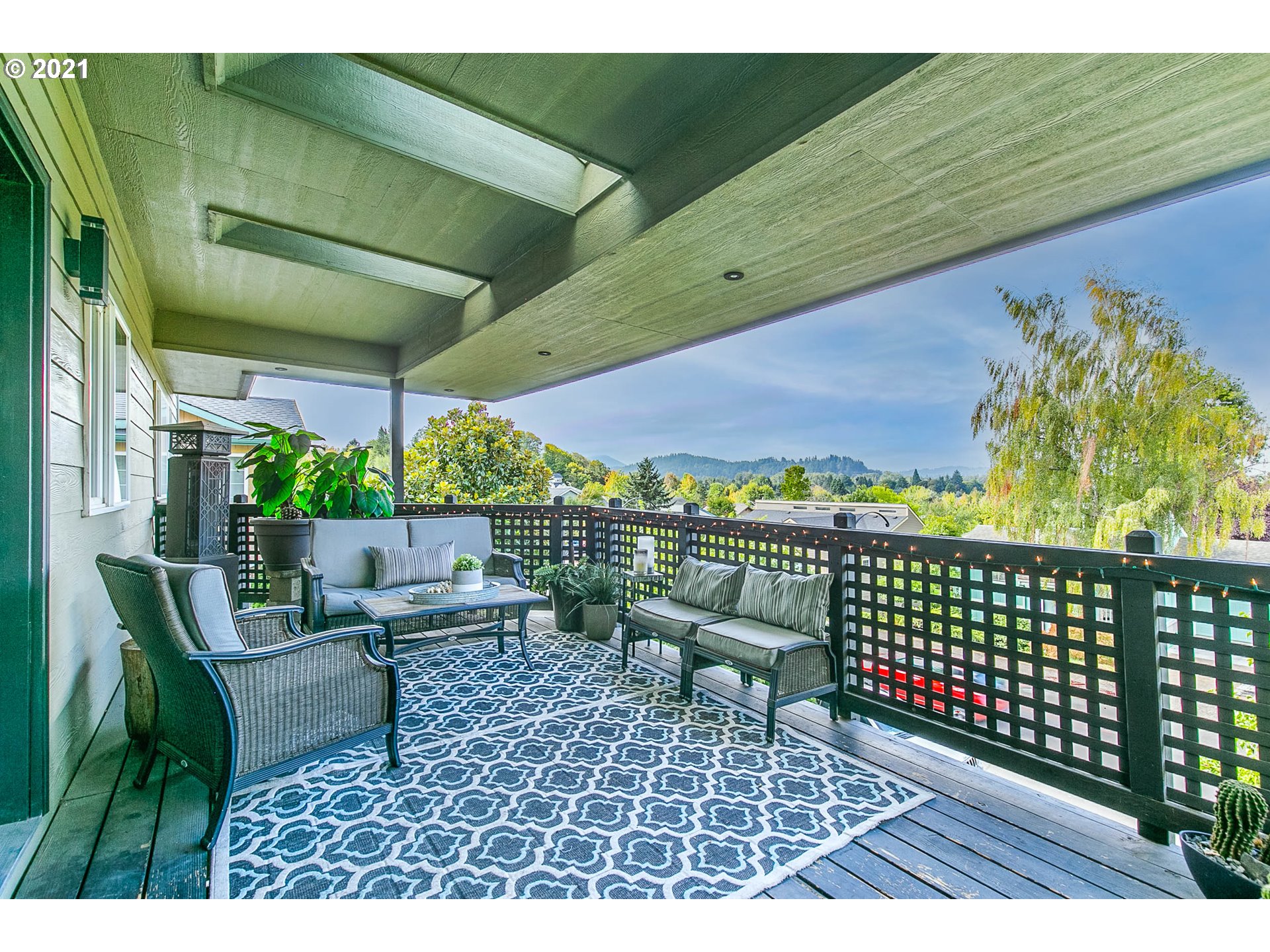 923 Prescott Lane Springfield, OR 97477 - Photo 11 of 32 a view of a chairs and table in patio