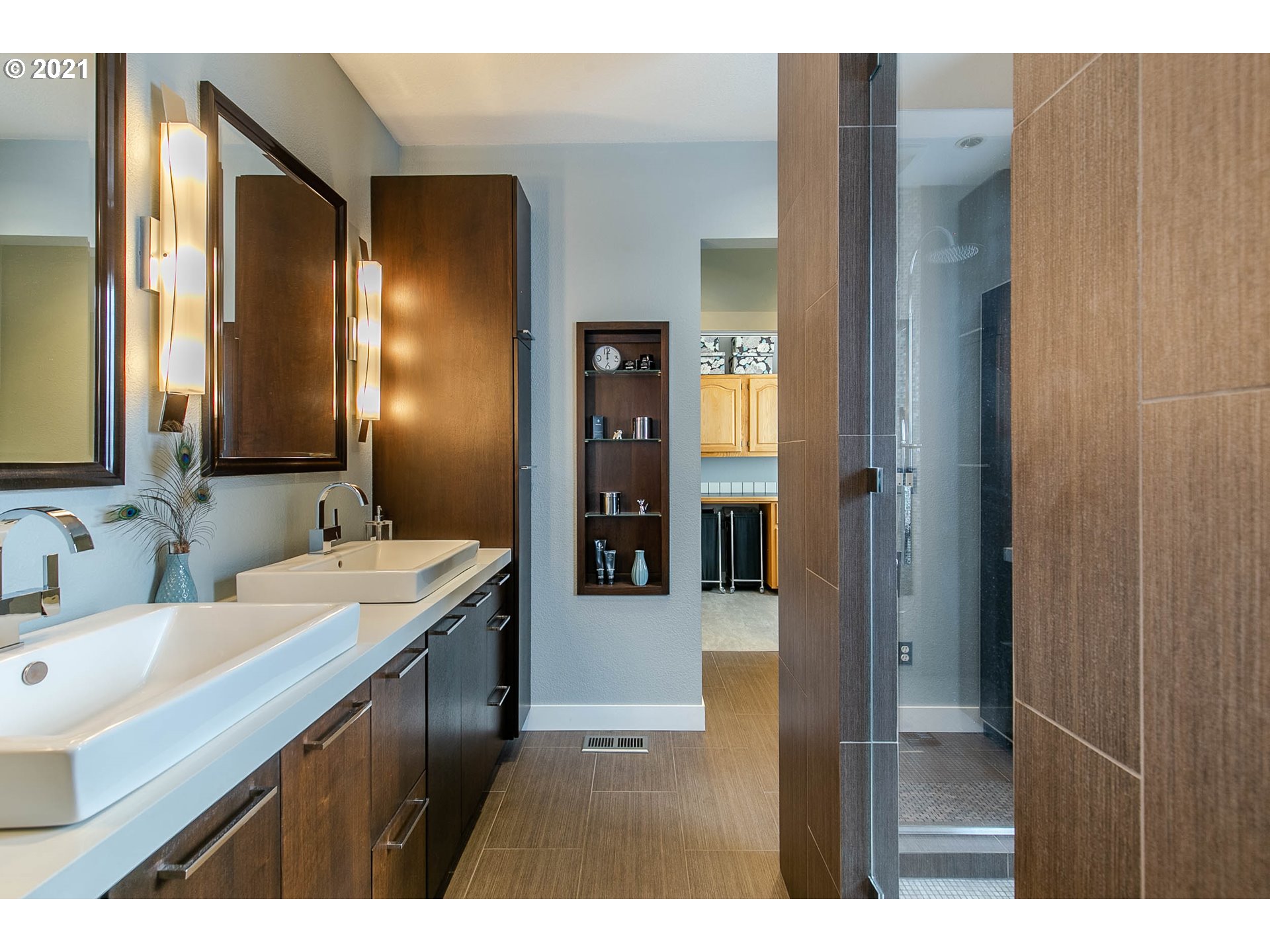 923 Prescott Lane Springfield, OR 97477 - Photo 20 of 32 a bathroom with a sink a mirror and a shower