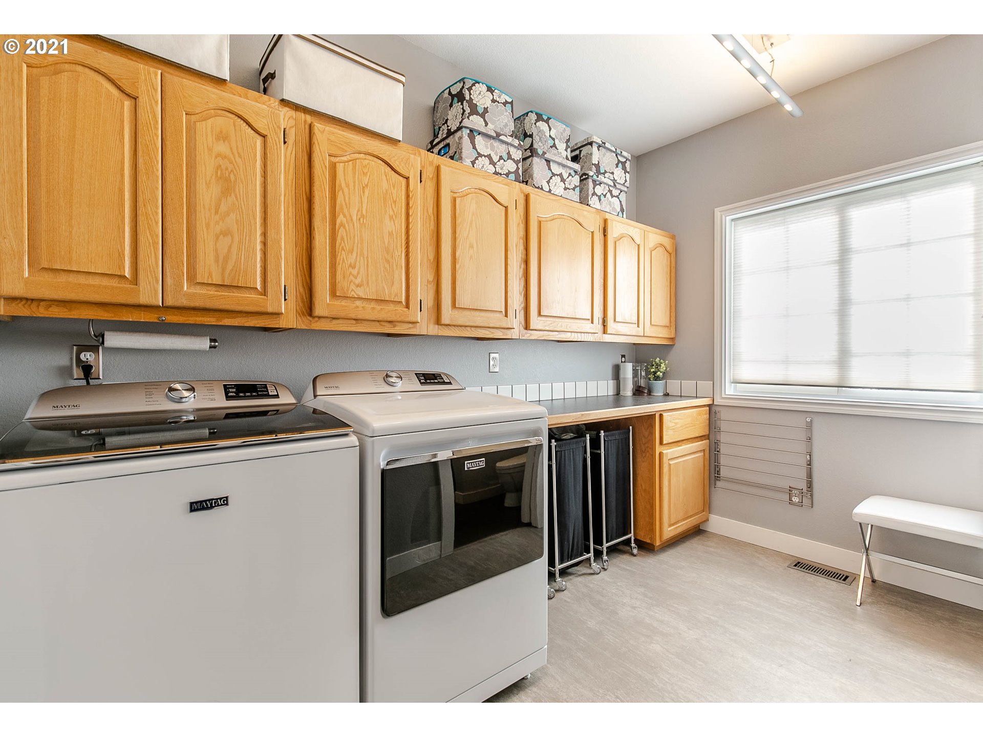 923 Prescott Lane Springfield, OR 97477 - Photo 22 of 32 a kitchen with granite countertop a sink stove and cabinets
