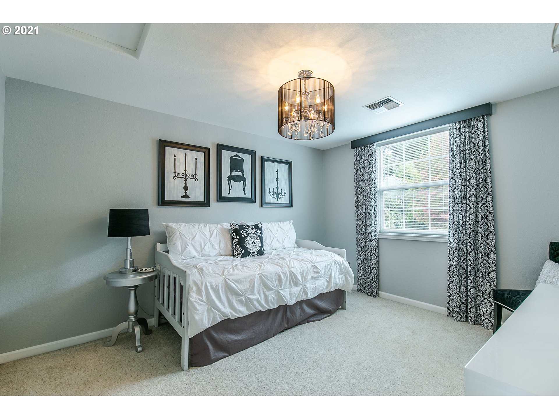 923 Prescott Lane Springfield, OR 97477 - Photo 24 of 32 a bedroom with a bed and a window