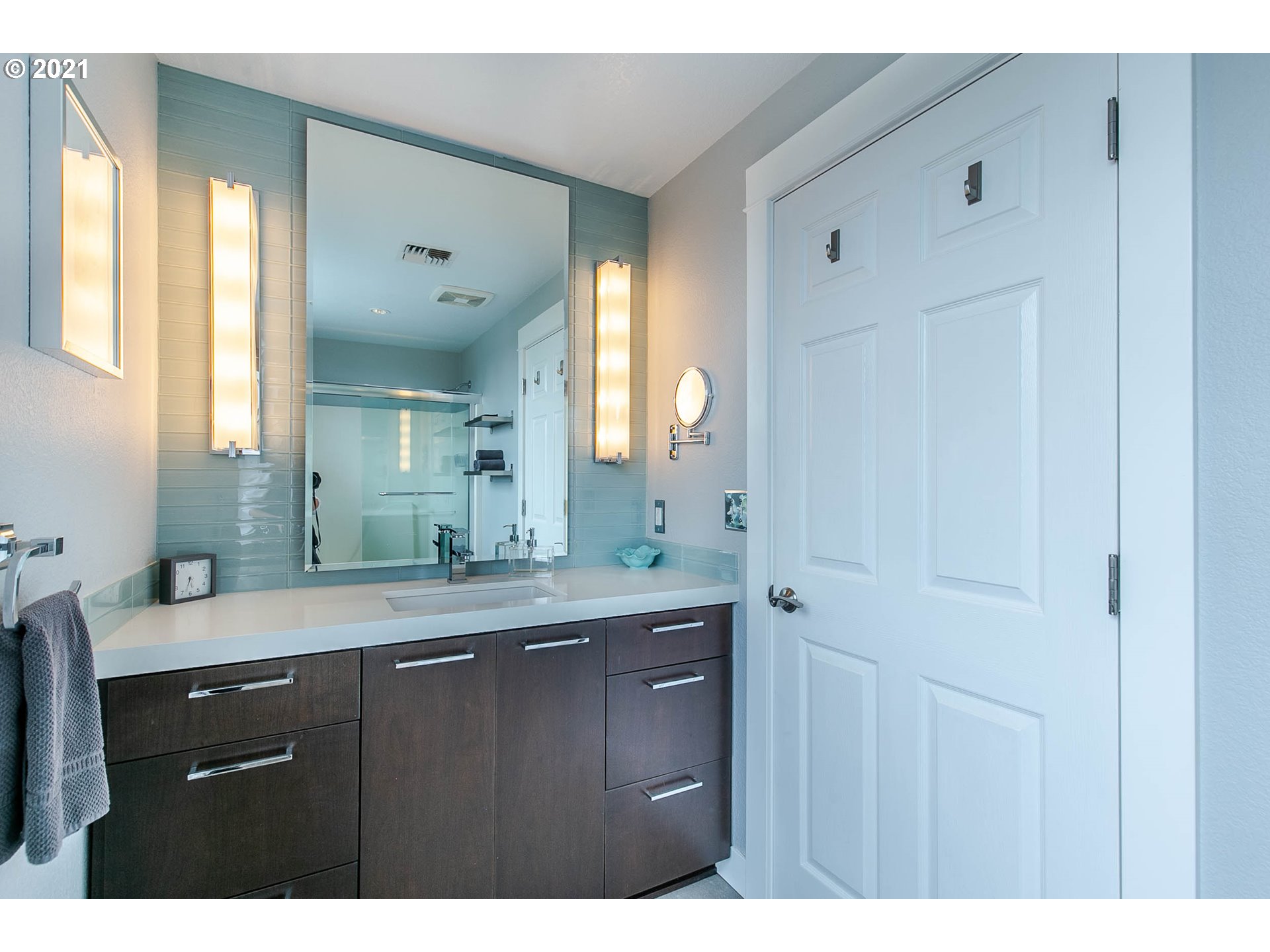 923 Prescott Lane Springfield, OR 97477 - Photo 25 of 32 a bathroom with a granite countertop sink a mirror and a