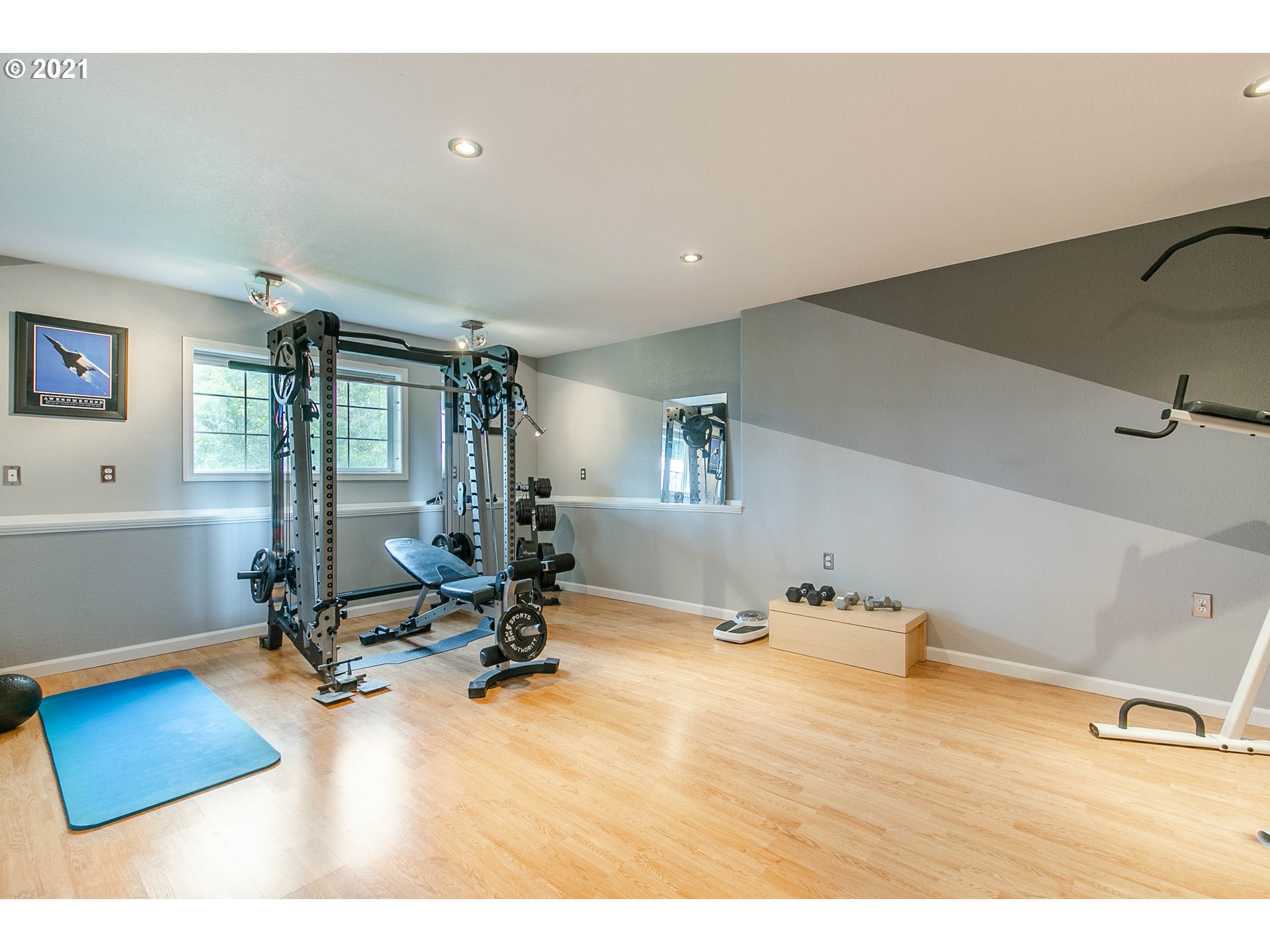 923 Prescott Lane Springfield, OR 97477 - Photo 28 of 32 a view of a room with gym equipment