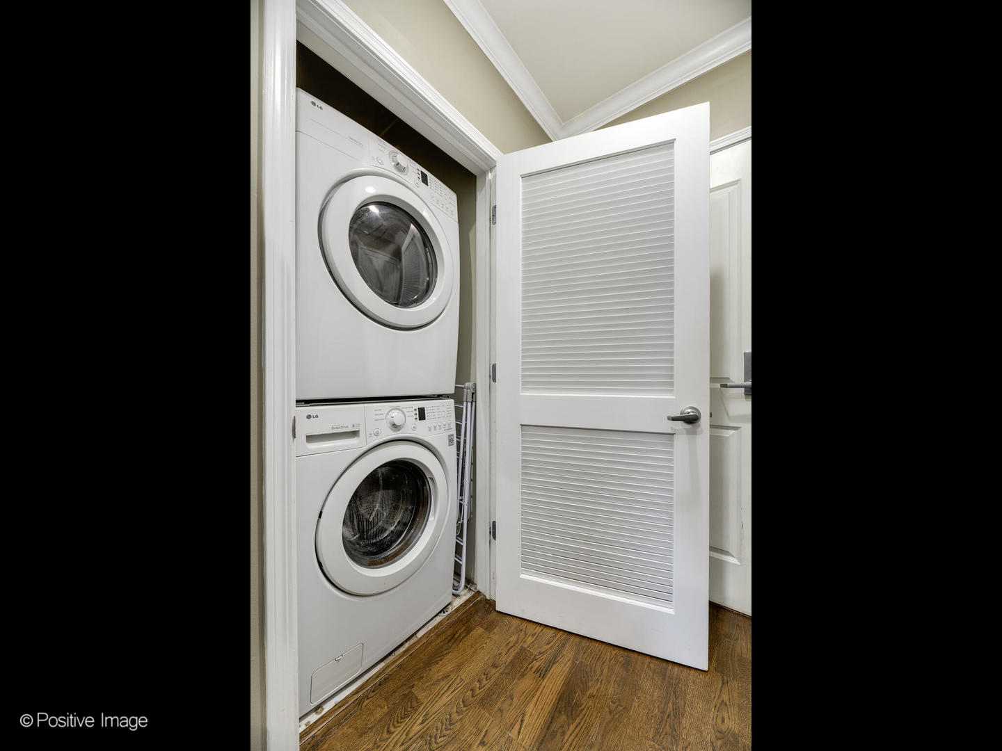 828 West Grace Street, Unit 508 Chicago, IL 60613 - Photo 14 of 15 a utility room with dryer and washer