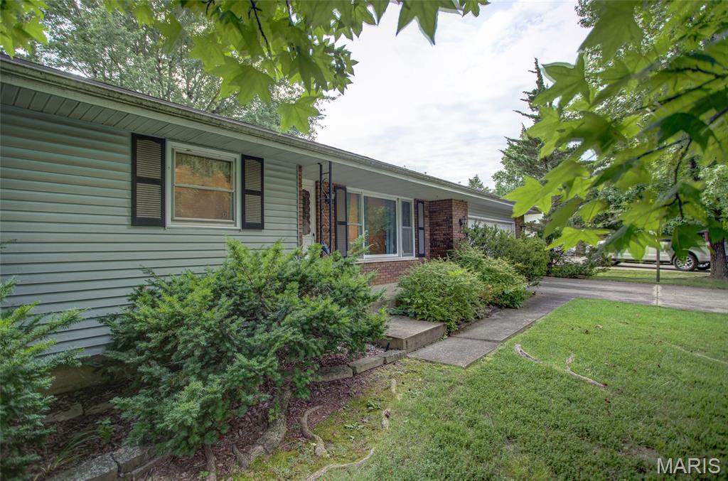 24 Cardinal Lane Highland, IL 62249 - Photo 2 of 34