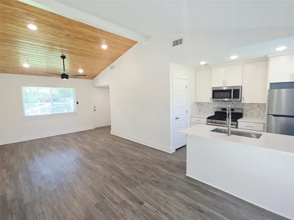 $2,100 | 6103 Calmar Cove, Austin, TX 78721