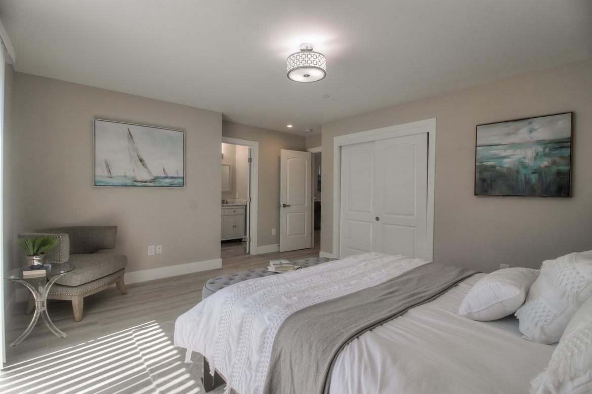 856 Howe Street San Mateo, CA 94401 - Photo 27 of 32 a bedroom with a bed and a lamp