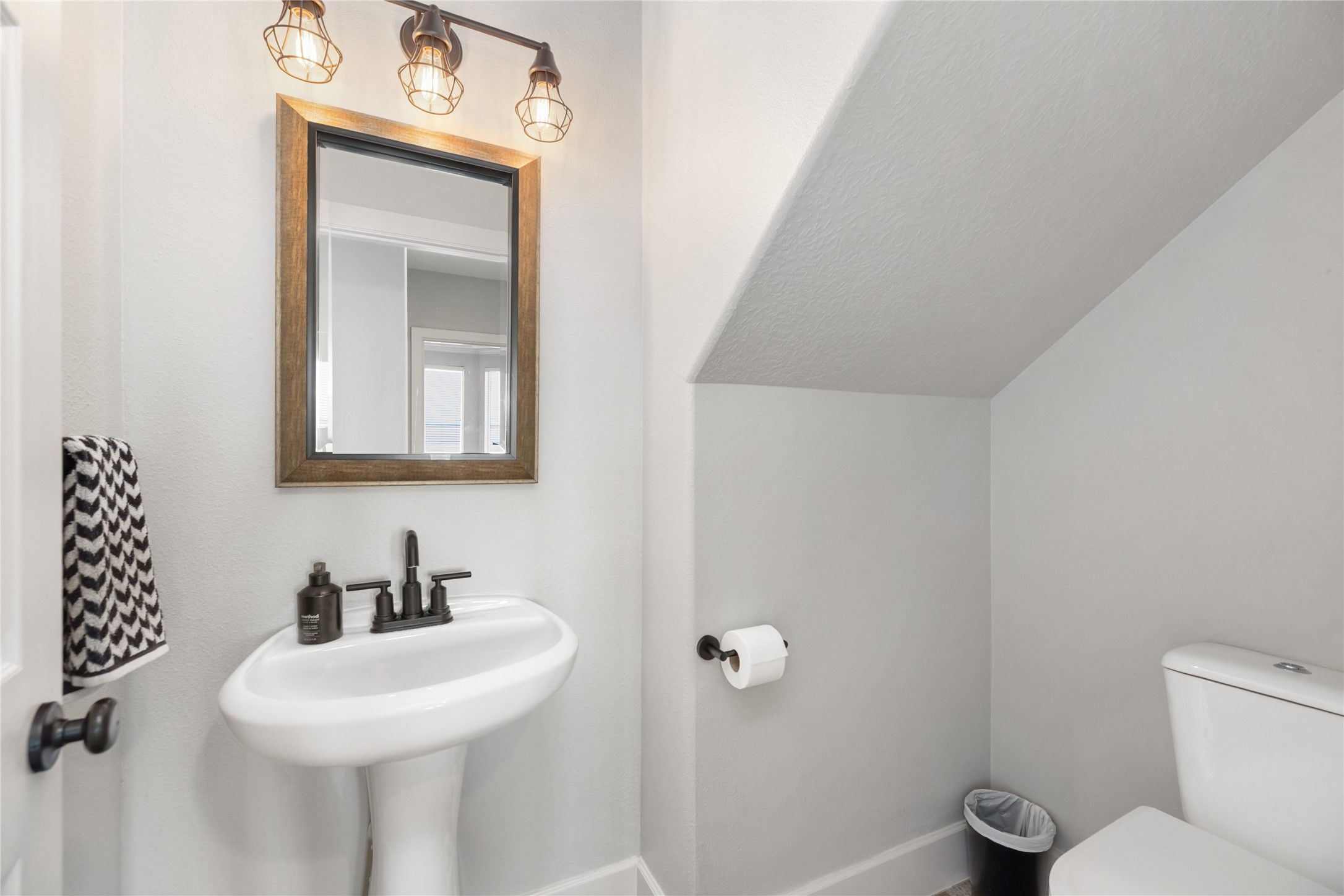 11706 Edgewater Court Montgomery, TX 77356 - Photo 23 of 50 Guest bath on main floor