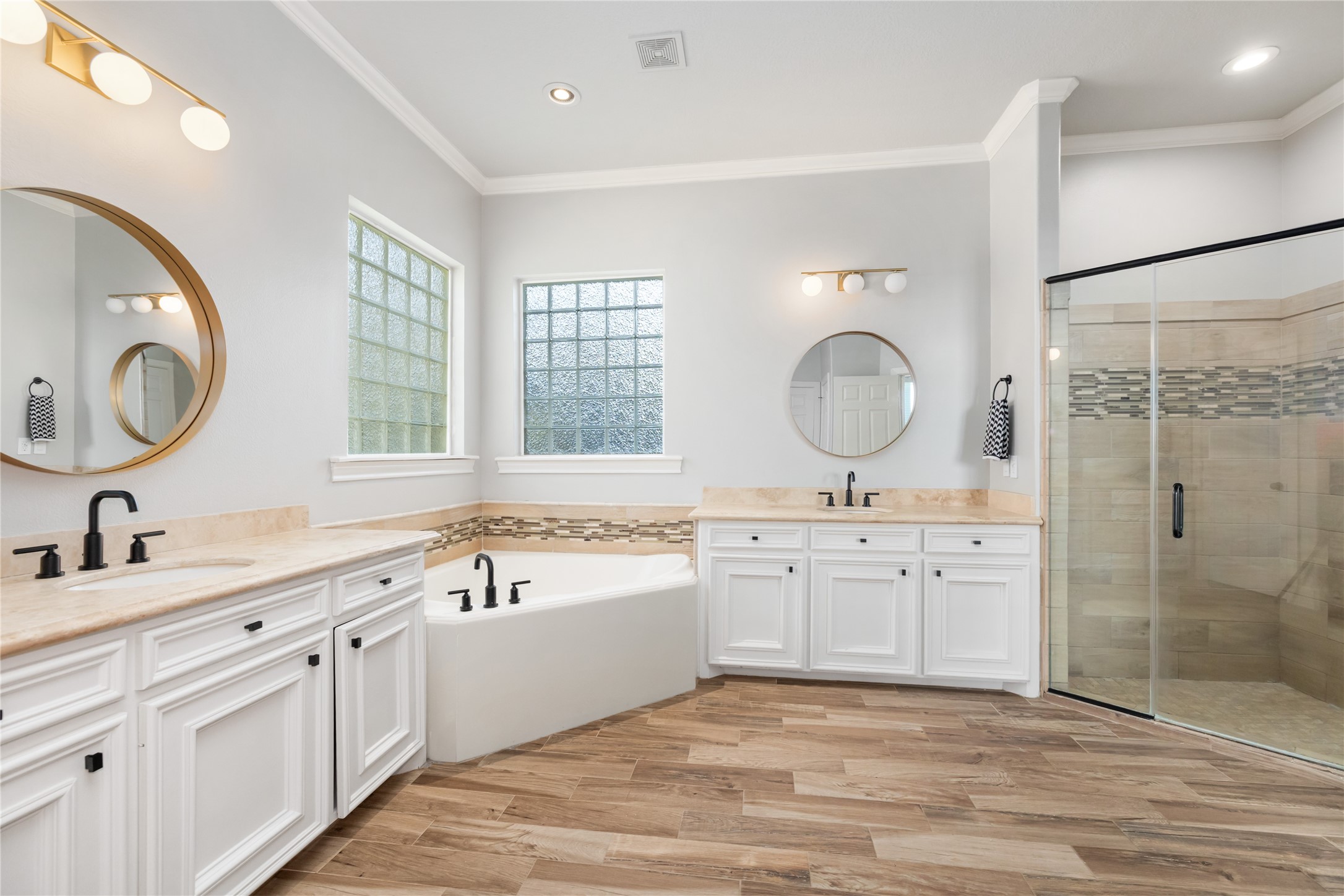11706 Edgewater Court Montgomery, TX 77356 - Photo 26 of 50 Primary bath main floor