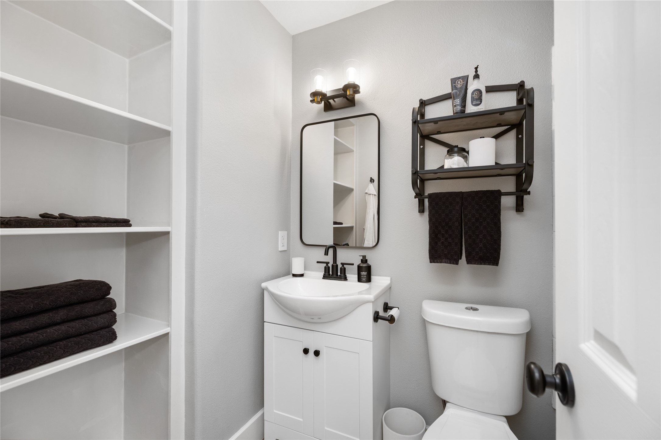 11706 Edgewater Court Montgomery, TX 77356 - Photo 29 of 50 2nd BD main floor en-suite