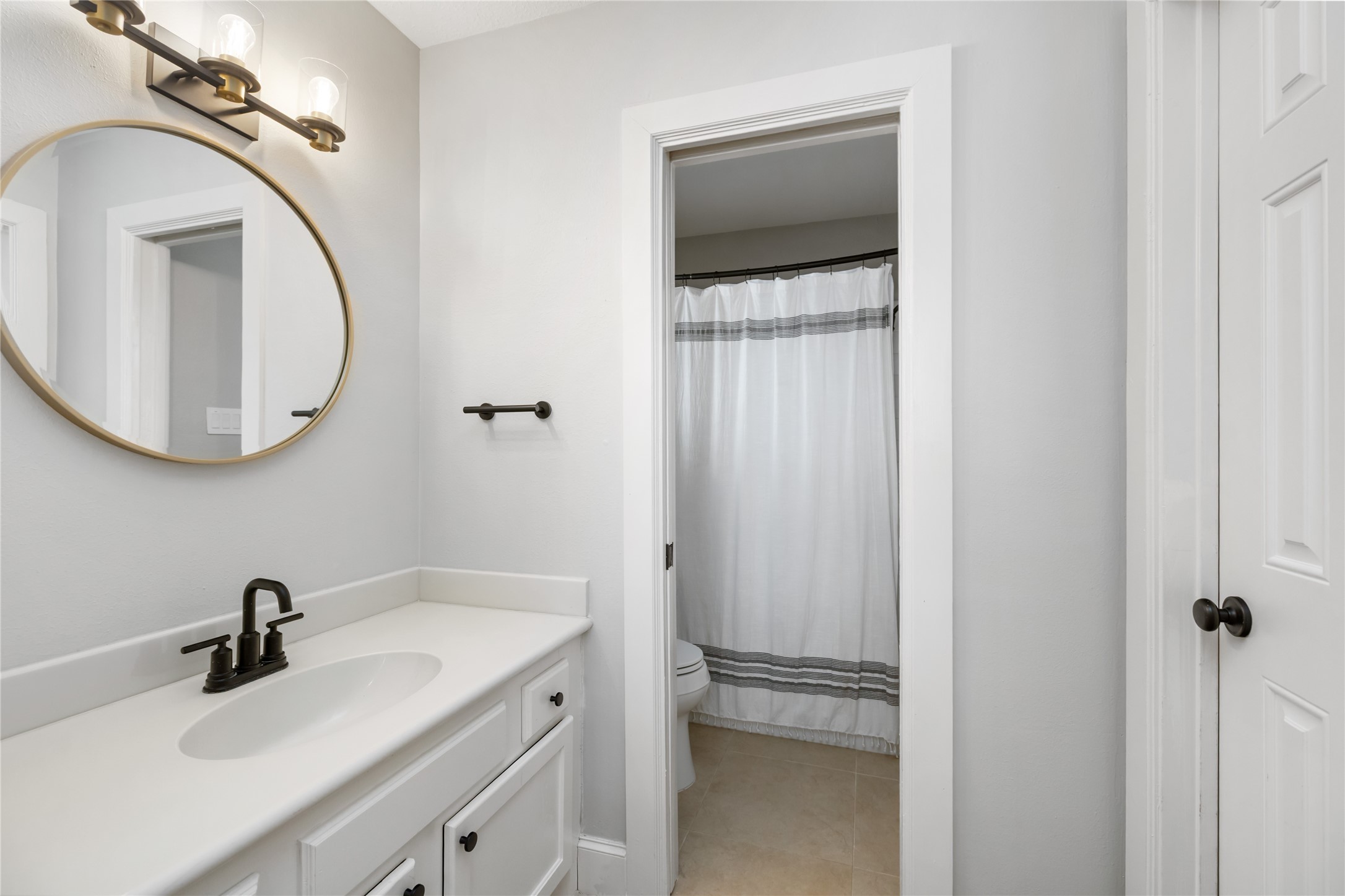 11706 Edgewater Court Montgomery, TX 77356 - Photo 39 of 50 Bath off of bar with tub shower combo