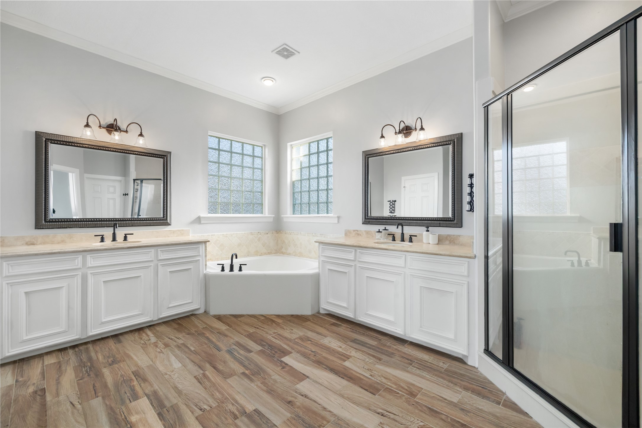 11706 Edgewater Court Montgomery, TX 77356 - Photo 44 of 50 2nd story primary bath with jetted tub