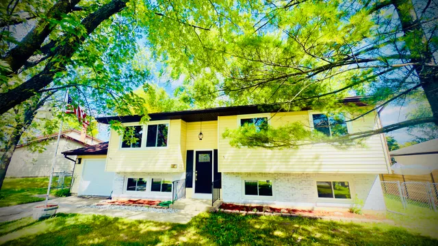 $389,900 | 527 Northgate Road, Lindenhurst, IL 60046