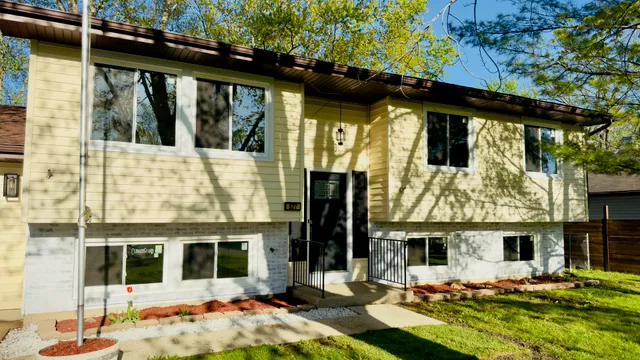 $389,900 | 527 Northgate Road, Lindenhurst, IL 60046