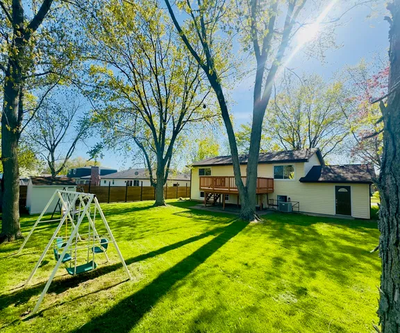 $389,900 | 527 Northgate Road, Lindenhurst, IL 60046