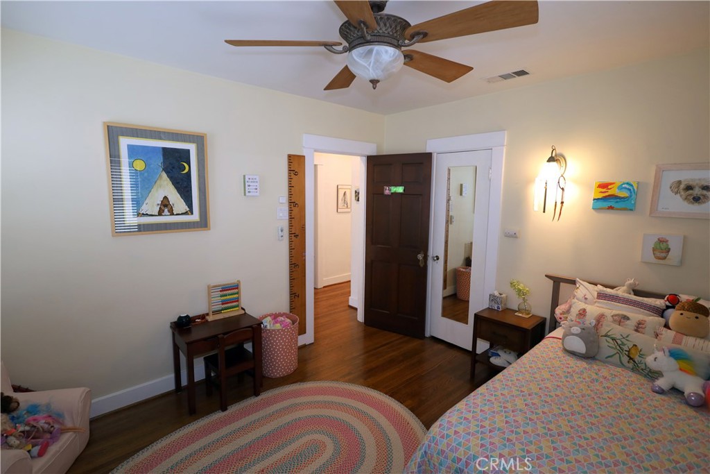 226 Orizaba Avenue Long Beach, CA 90803 - Photo 25 of 39 a bedroom with bed and a window