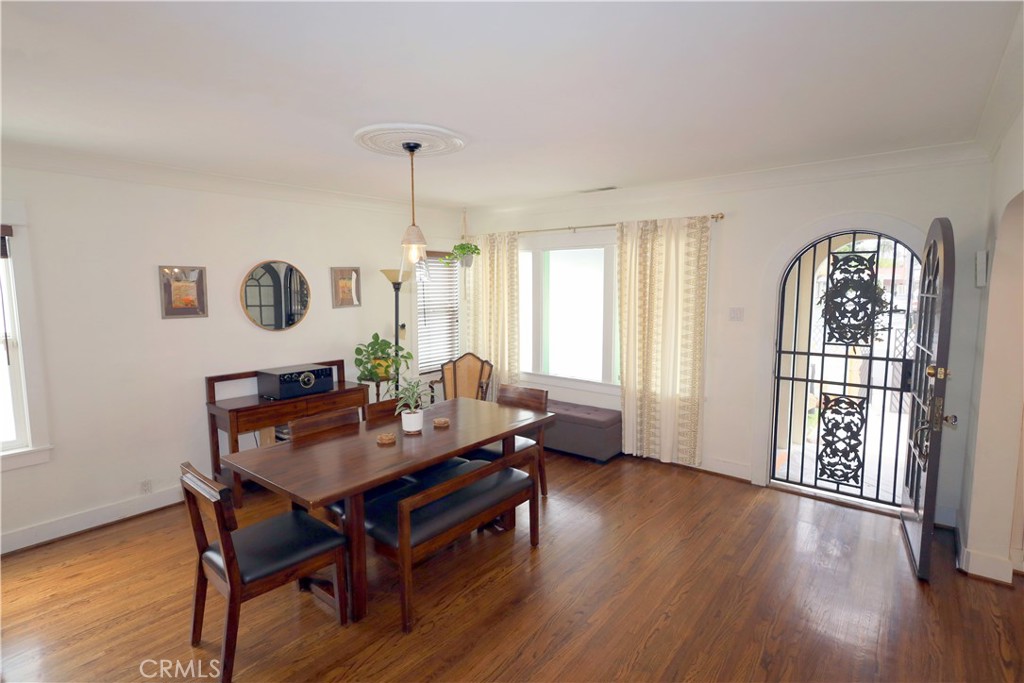 226 Orizaba Avenue Long Beach, CA 90803 - Photo 10 of 39 a dining room with furniture and window