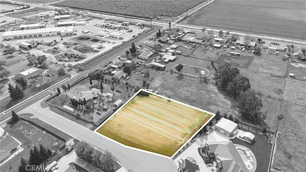 965 Bryant Court Merced, CA 95341 - Photo 4 of 12 a view of a bathtub in a room