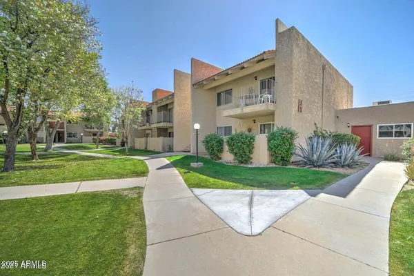 $2,400 | 5525 East Thomas Road, Unit H3, Phoenix, AZ 85018