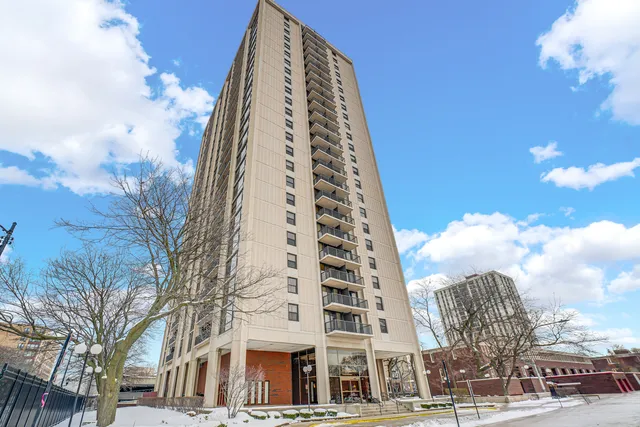 $179,900 | 2605 South Indiana Avenue, Unit 402, Chicago, IL 60616