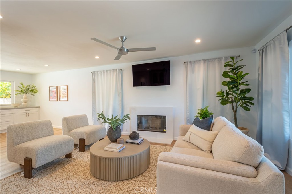 19828 Lull Street Winnetka, CA 91306 - Photo 4 of 32