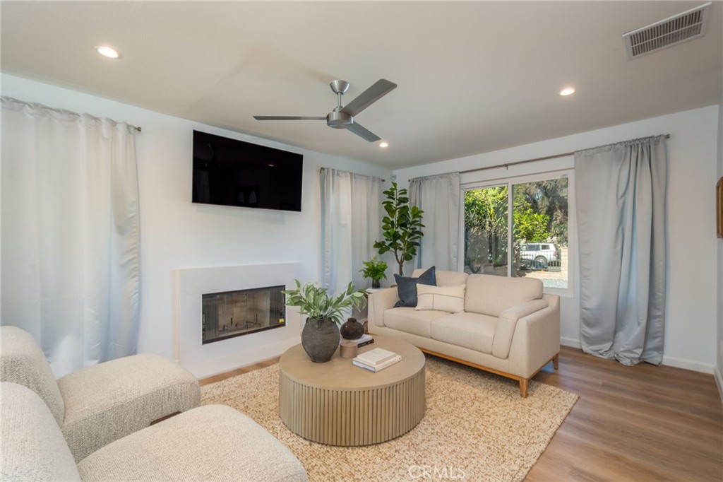 19828 Lull Street Winnetka, CA 91306 - Photo 5 of 32