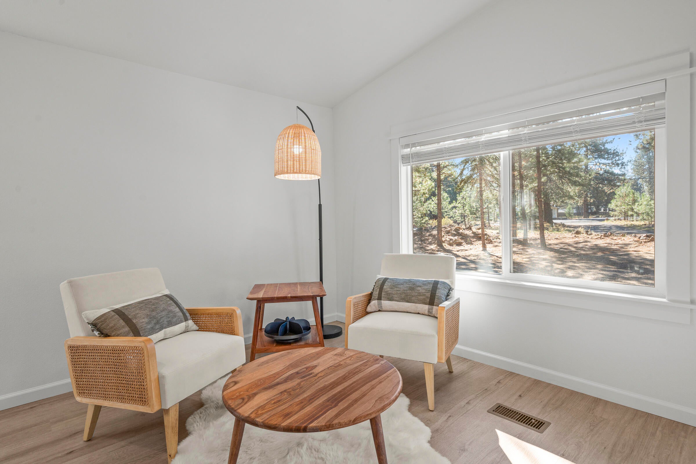 60373 Cinder Butte Road Bend, OR 97702 - Photo 32 of 47 Natrually lit seating area.