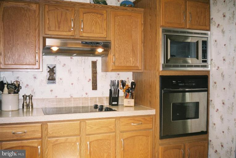 7853 Sellner Road Jessup, MD 20794 - Photo 6 of 28 Cook top, built-in oven and microwave