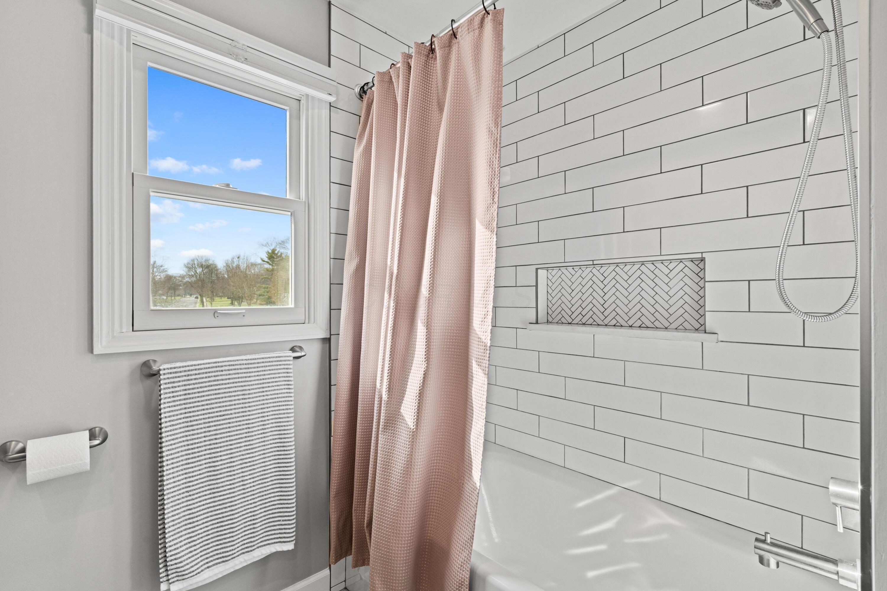 4305 Castleton Road Upper Arlington, OH 43220 - Photo 45 of 78 Hallway Bathroom