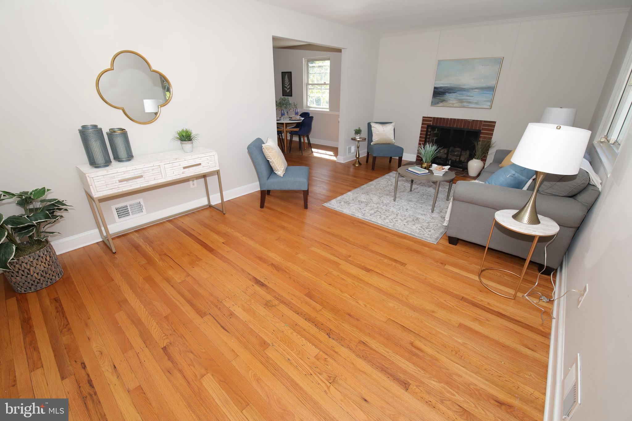 Living room w/fireplace