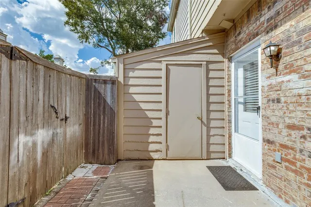 $165,000 | 633 Carriagehouse Lane, Unit I6, Garland, TX 75040