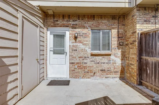 $165,000 | 633 Carriagehouse Lane, Unit I6, Garland, TX 75040