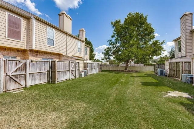 $165,000 | 633 Carriagehouse Lane, Unit I6, Garland, TX 75040