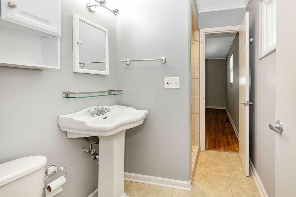 918 Farnham Road Columbus, OH 43220 - Photo 27 of 77 Bathroom