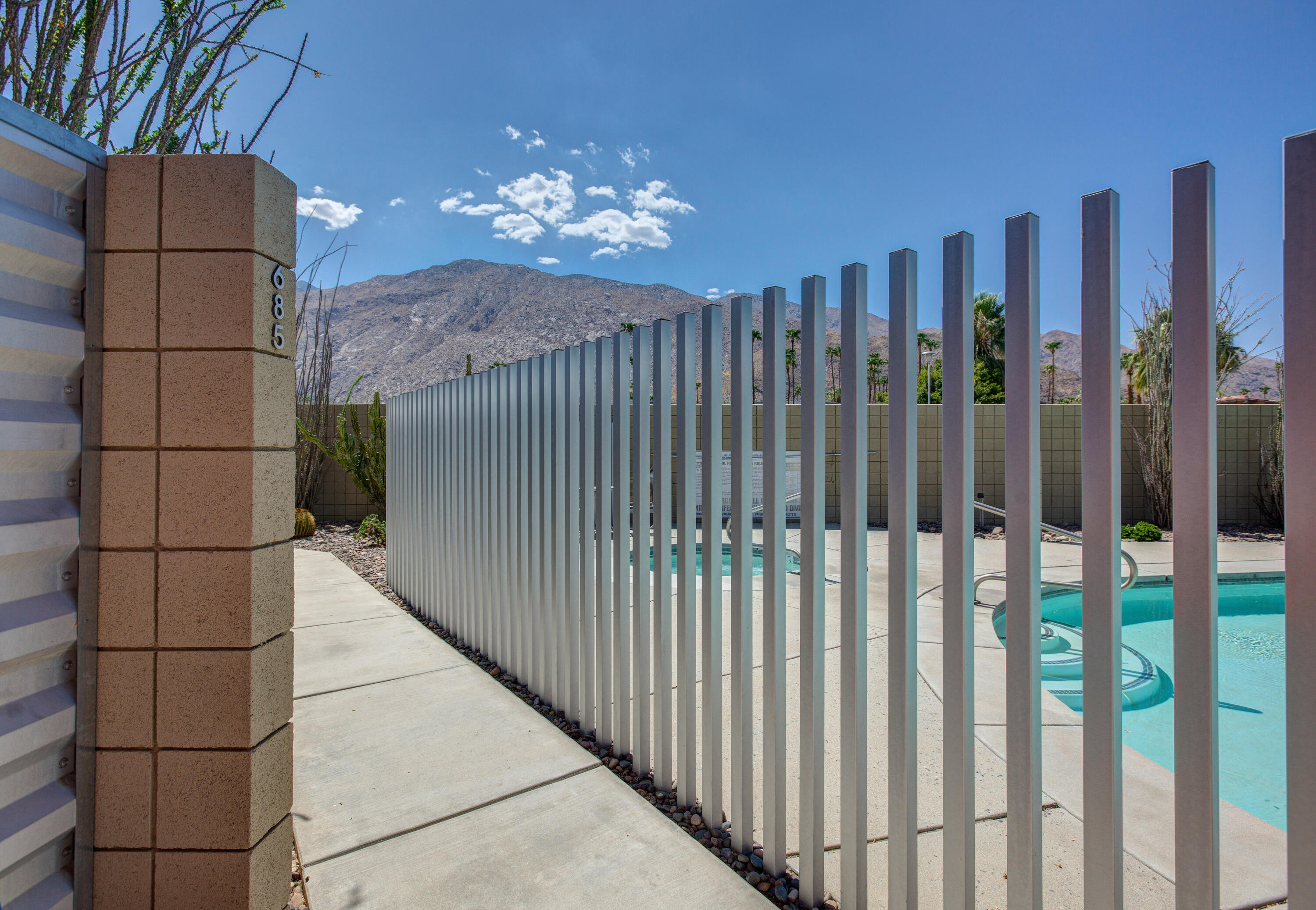 685 East Arenas Road Palm Springs, CA 92262 - Photo 4 of 33 2
