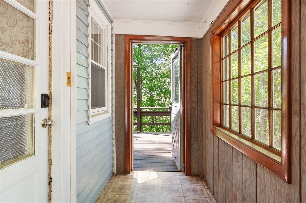 29 Warwick Road Gardner, MA 01440 - Photo 3 of 31 a view of front door