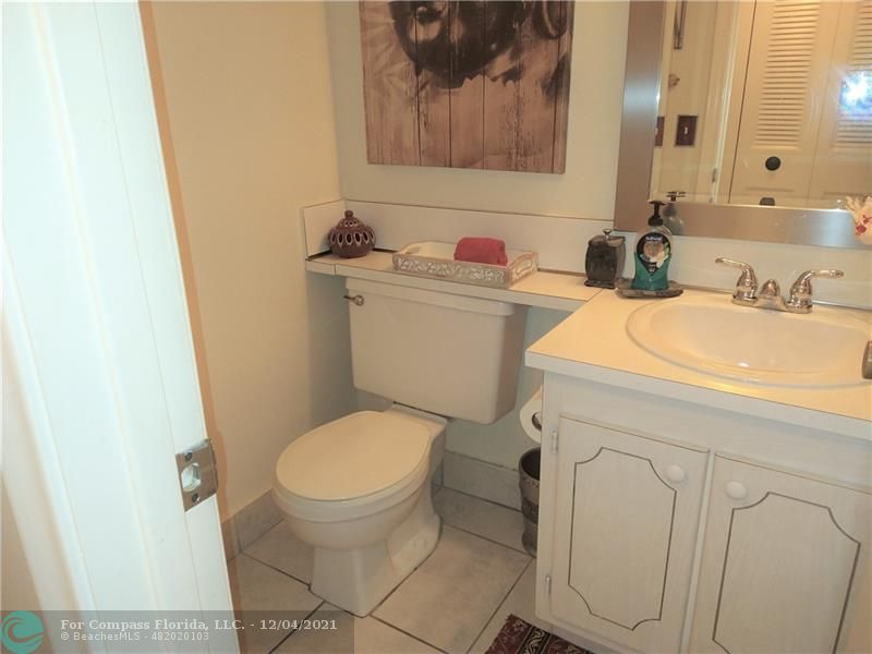 287 Markham M, Unit 287 Deerfield Beach, FL 33442 - Photo 28 of 64 a bathroom with a sink and a toilet