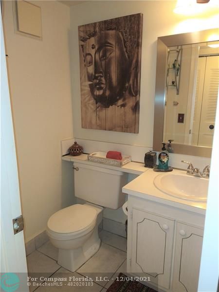 287 Markham M, Unit 287 Deerfield Beach, FL 33442 - Photo 29 of 64 a bathroom with a toilet a sink and a mirror