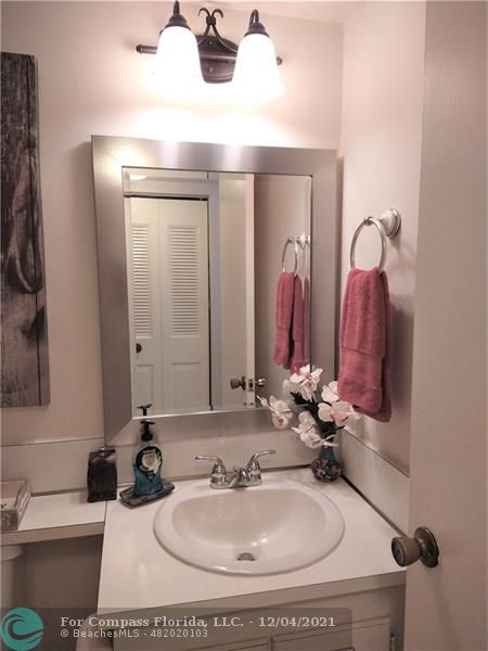 287 Markham M, Unit 287 Deerfield Beach, FL 33442 - Photo 30 of 64 a bathroom with a sink and a mirror