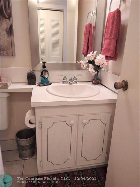 287 Markham M, Unit 287 Deerfield Beach, FL 33442 - Photo 31 of 64 a bathroom with a sink and a mirror