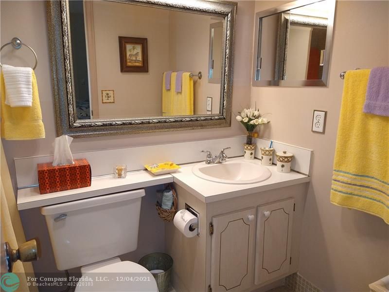 287 Markham M, Unit 287 Deerfield Beach, FL 33442 - Photo 53 of 64 a bathroom with a sink and a toilet