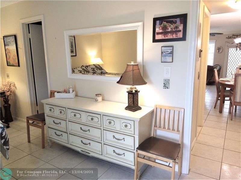 287 Markham M, Unit 287 Deerfield Beach, FL 33442 - Photo 56 of 64 a bathroom with a sink a mirror and a lamp