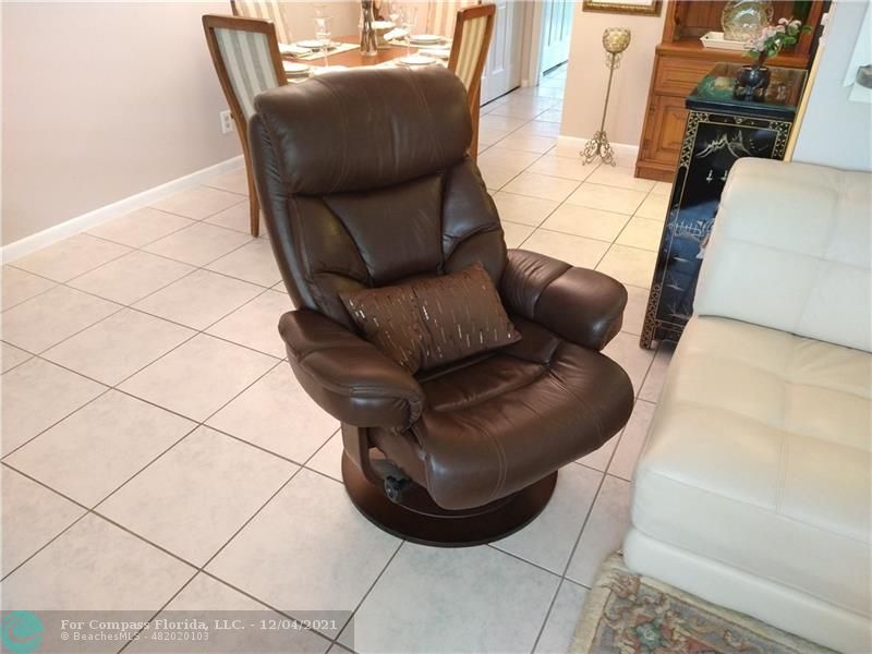287 Markham M, Unit 287 Deerfield Beach, FL 33442 - Photo 59 of 64 a living room with furniture