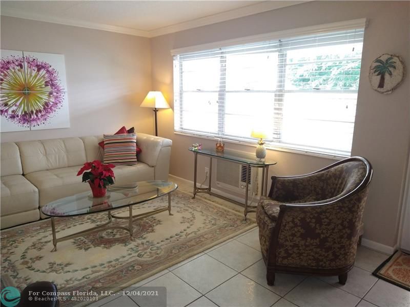 287 Markham M, Unit 287 Deerfield Beach, FL 33442 - Photo 6 of 64 a living room with a couch and a table