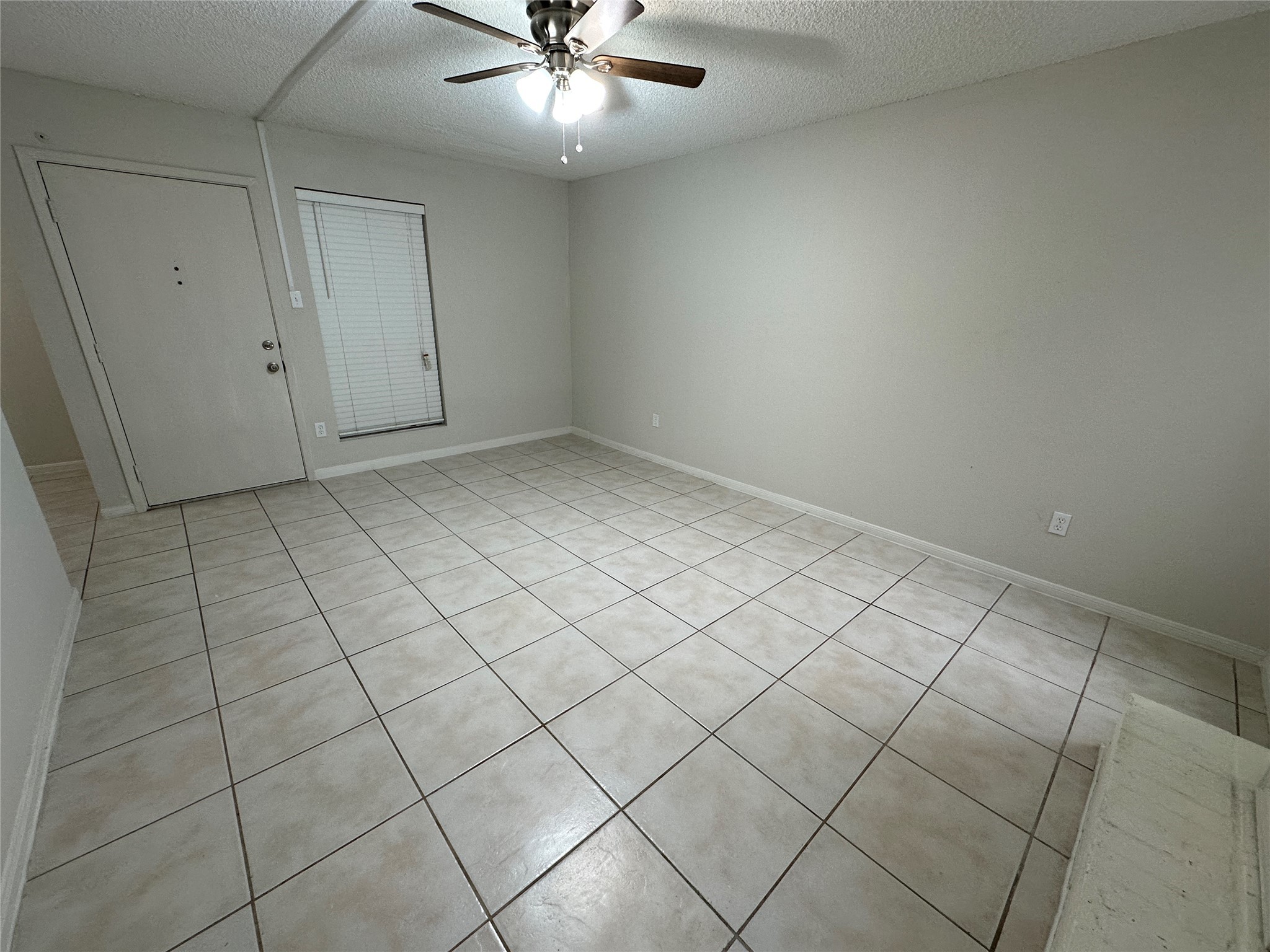 1500 Bay Area Boulevard, Unit 155 Houston, TX 77058 - Photo 4 of 16 an empty room with chandelier fan