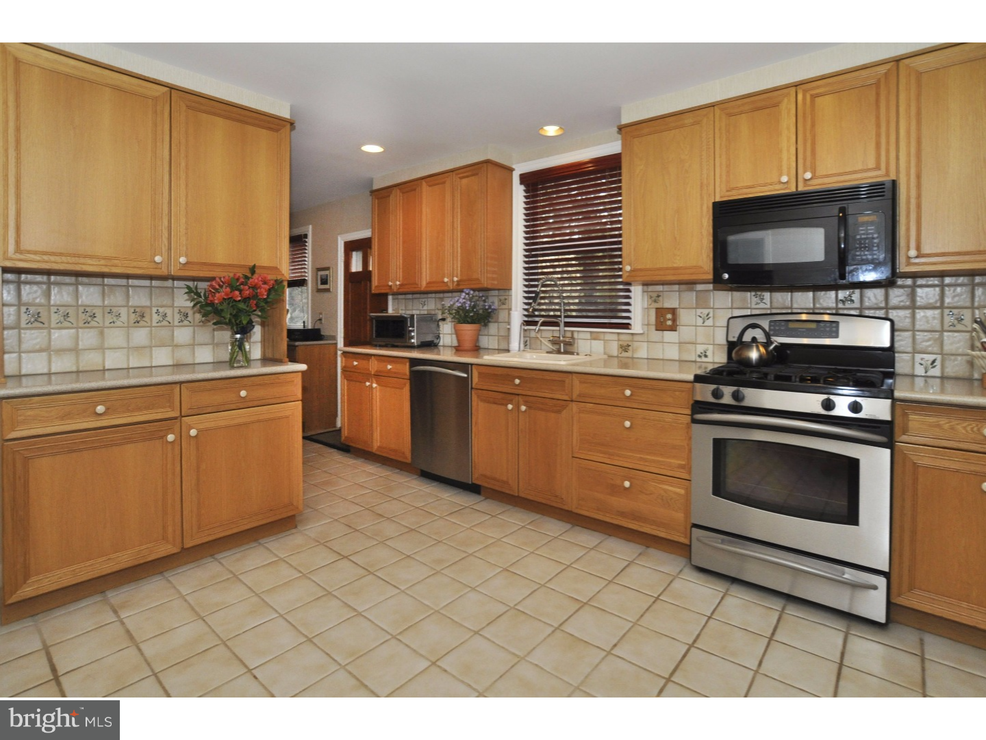 1463 Huntingdon Road Abington, PA 19001 - Photo 9 of 25