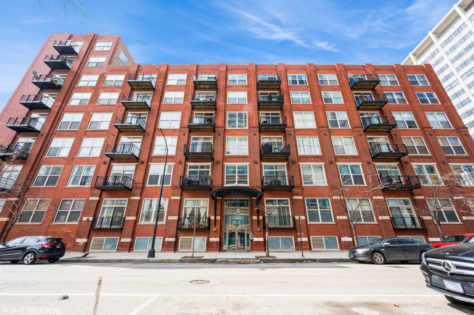 420 South Clinton Street, Unit 617A Chicago, IL 60607 - Photo 1 of 25 a front view of a building