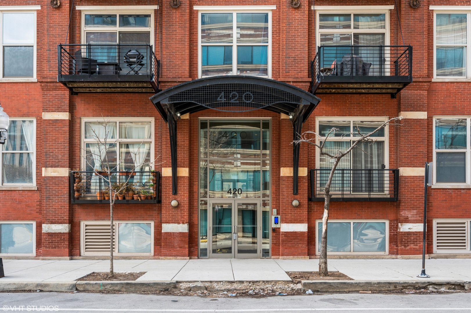 420 South Clinton Street, Unit 617A Chicago, IL 60607 - Photo 21 of 25 a front view of a building and a entrance
