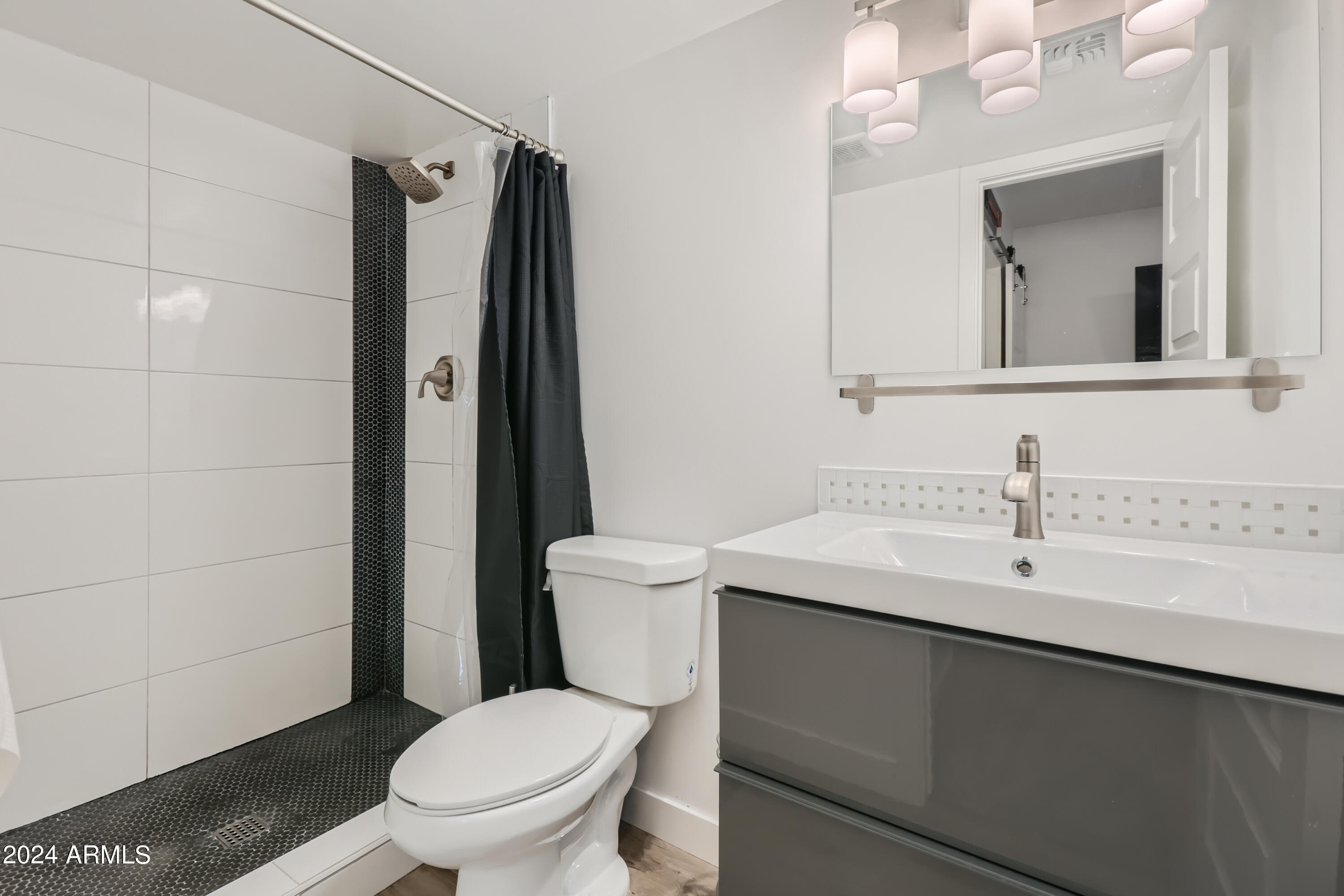 1320 East Bethany Home Road, Unit 41 Phoenix, AZ 85014 - Photo 8 of 12 Primary Bathroom
