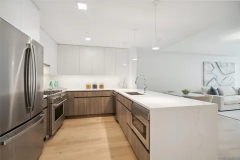 $1,115,000 | 218 Middle Neck Road, Unit 101, Great Neck, NY 11021