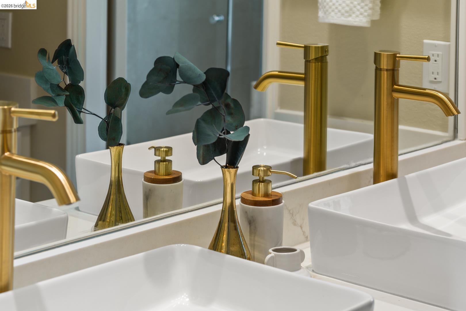 1123 Park Hills Road Berkeley, CA 94708 - Photo 32 of 47 a bathroom with a tub and sink